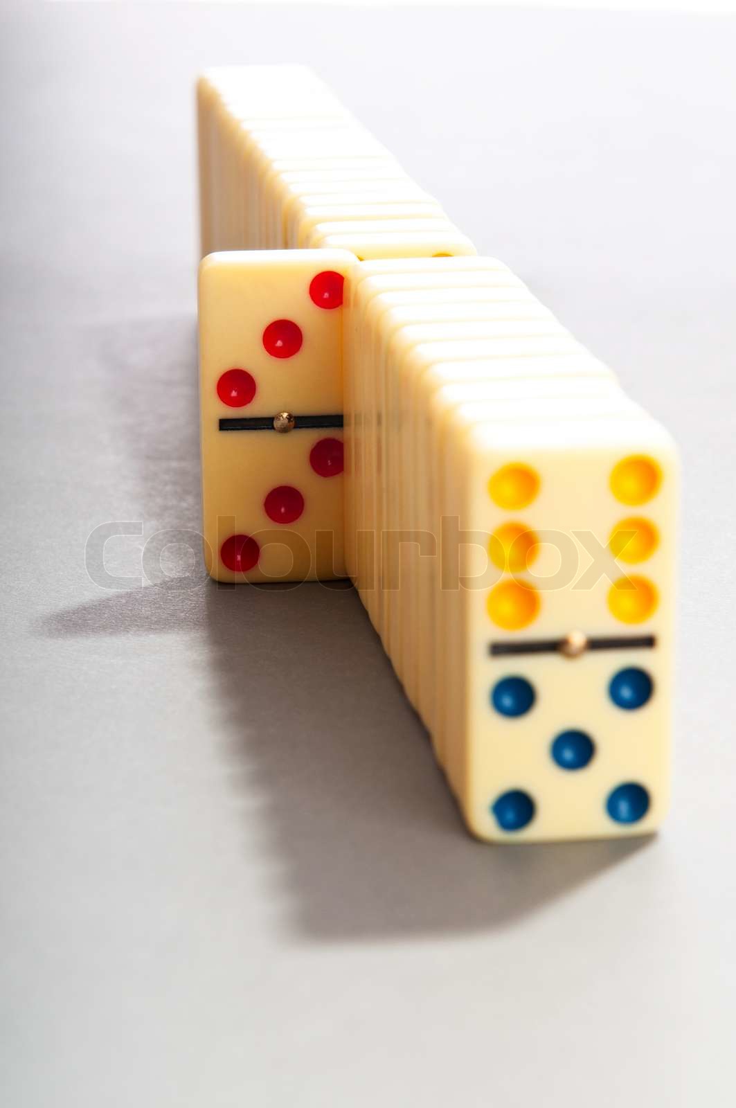 Domino Effekt mit vielen Stücken Stock Bild Colourbox