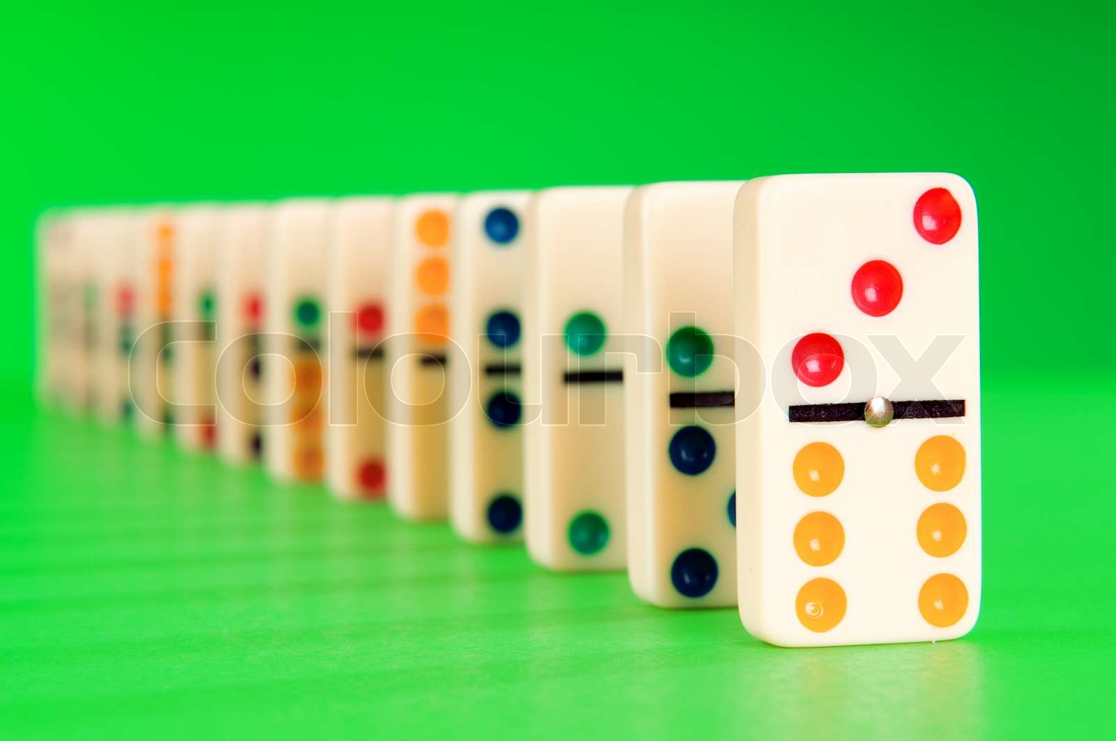 Domino -Effekt mit vielen Stücken | Stock Bild | Colourbox