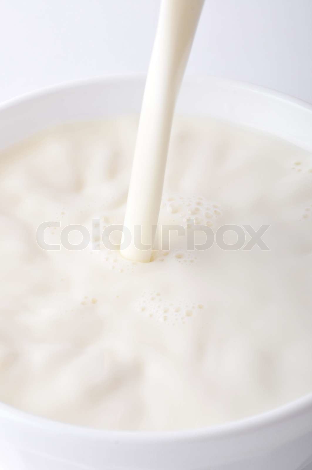 Die Milch fließt in die Tasse | Stock Bild | Colourbox