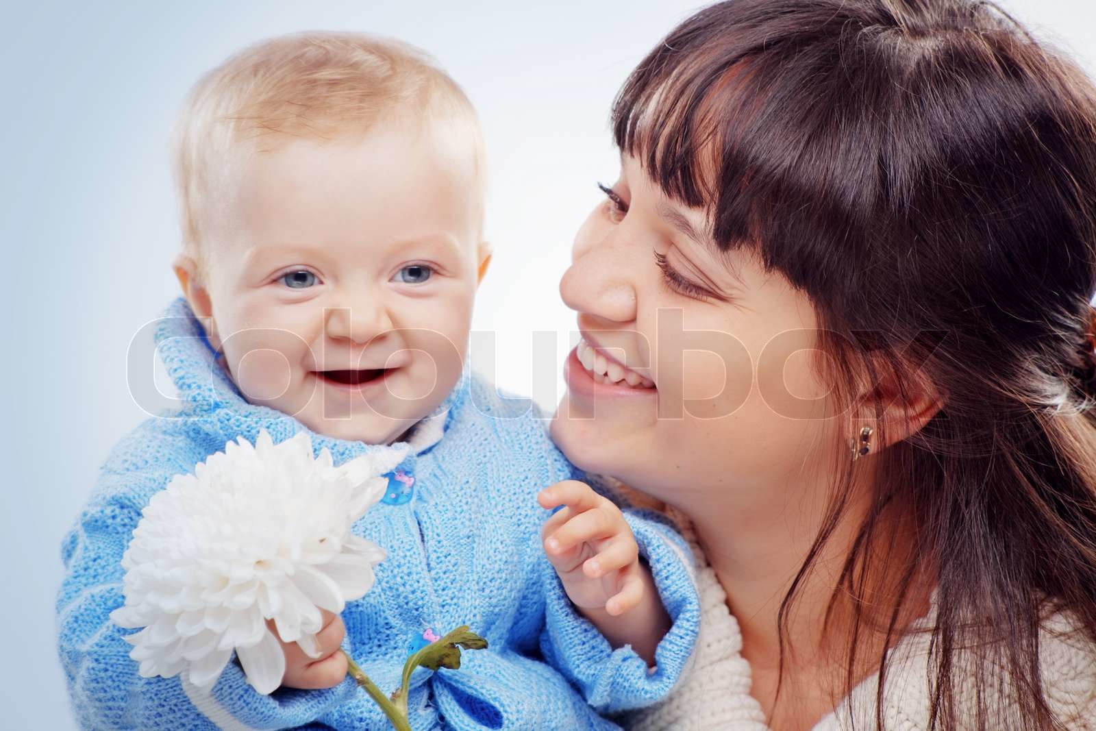 Portrait der glücklichen Mutter mit ihren niedlichen Baby Stock Bild