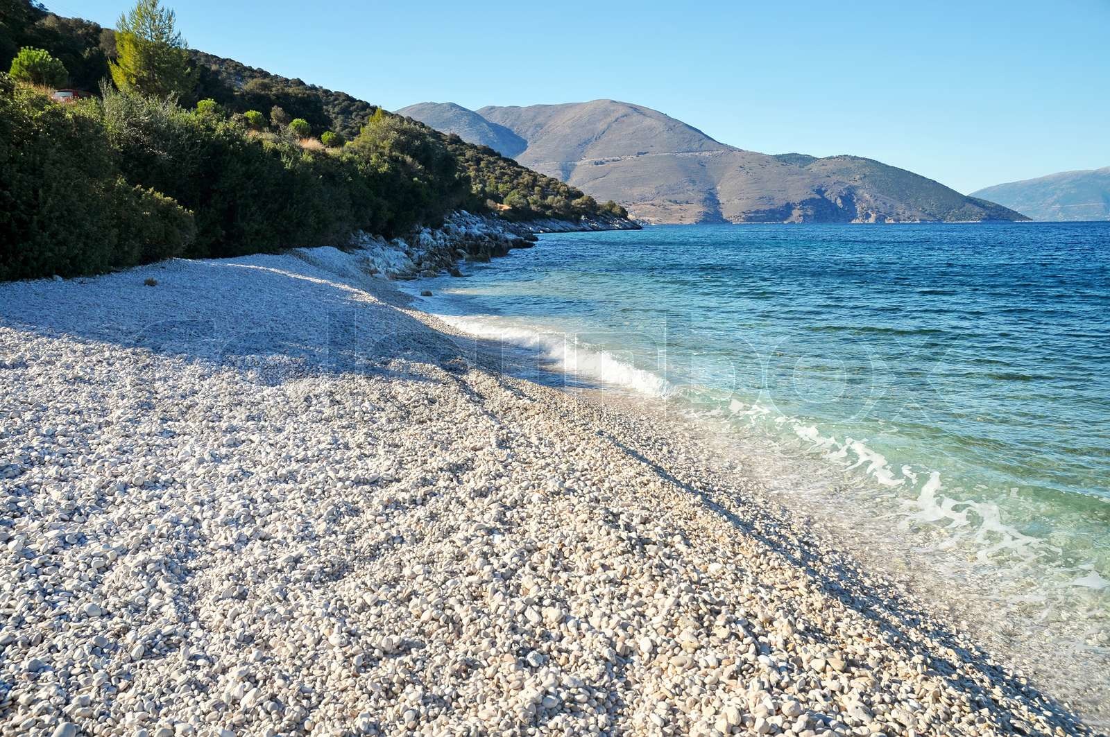 hvid-pebble-beach-p-en-kefalonia-gr-kenland-stock-foto-colourbox