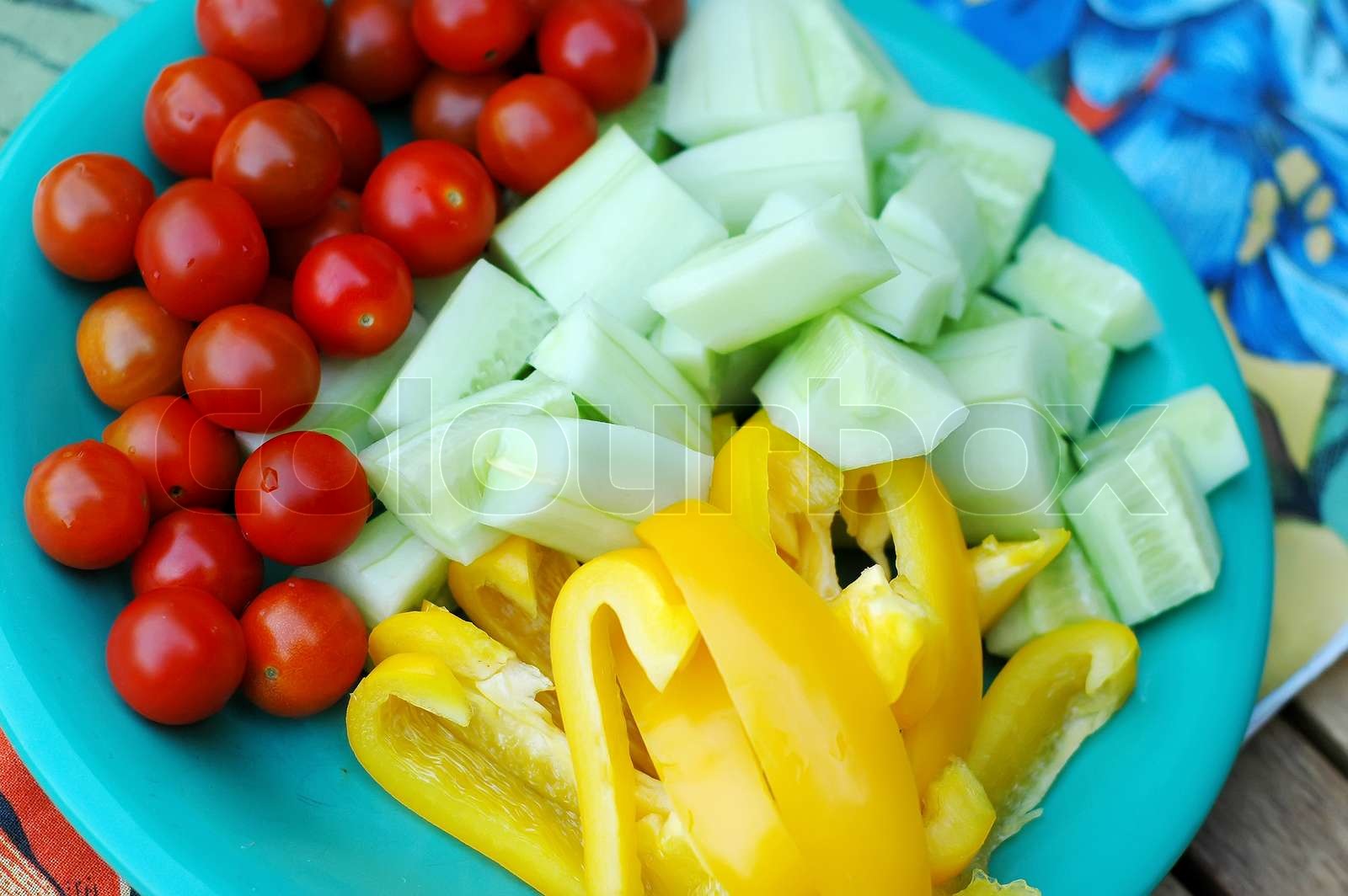 Paprika, Tomaten und Gurken auf dem Teller | Stock Bild | Colourbox
