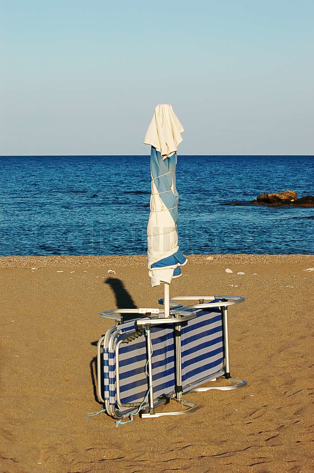 Liegen und Sonnenschirme am Strand - Rhodos, Griechenland | Stock Bild