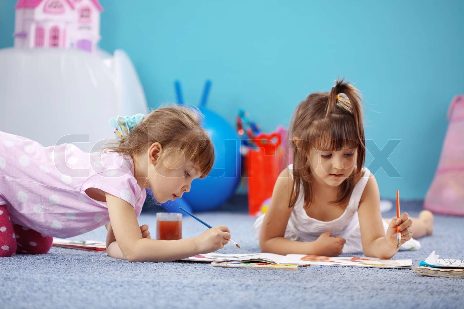  Kinder Zeichnung im Kinderzimmer 