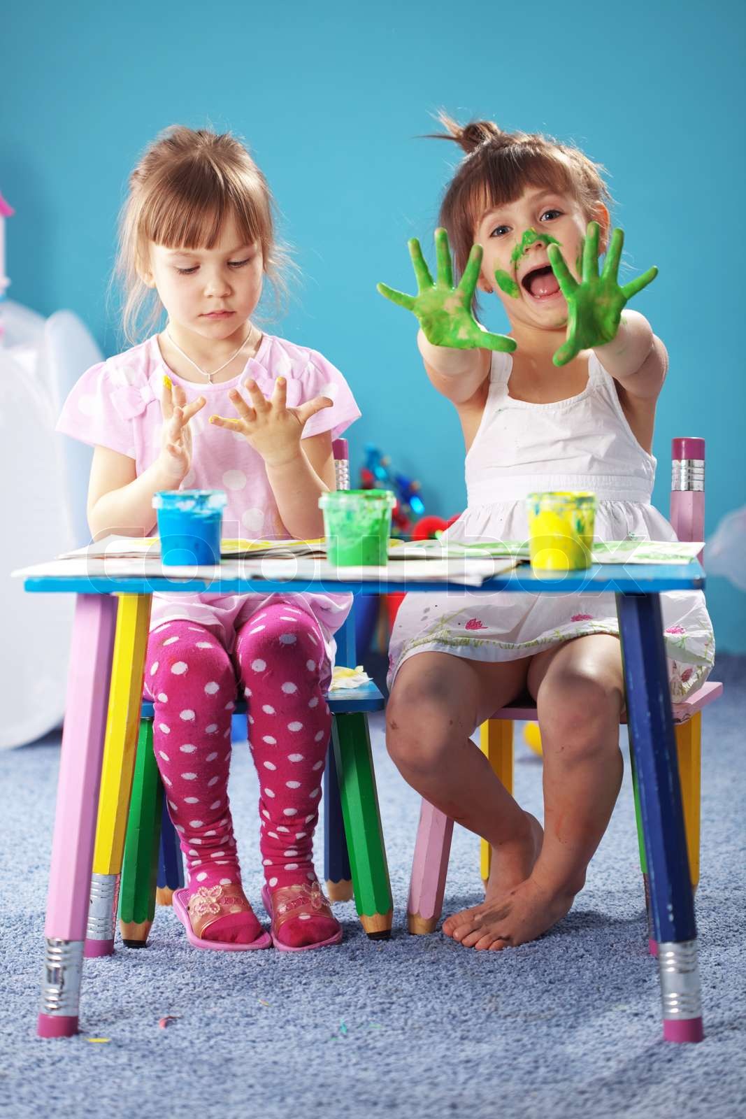 Kinder Zeichnung im Kinderzimmer 