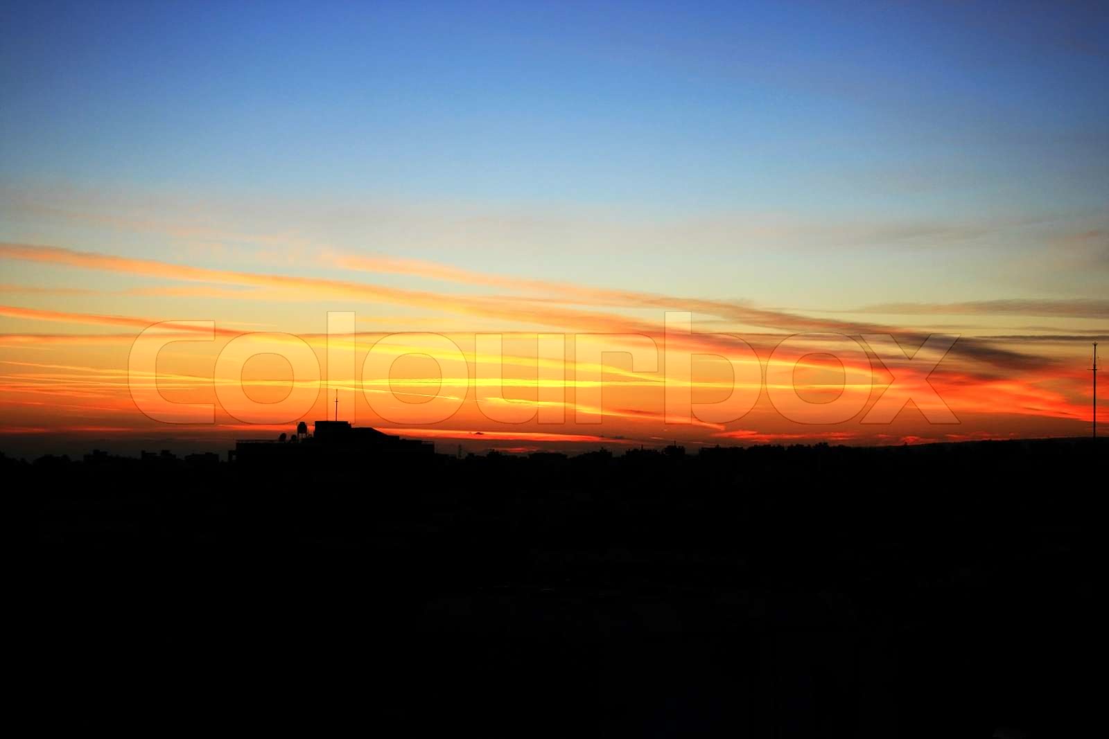 Nachthimmel über der Stadt | Stock Bild | Colourbox