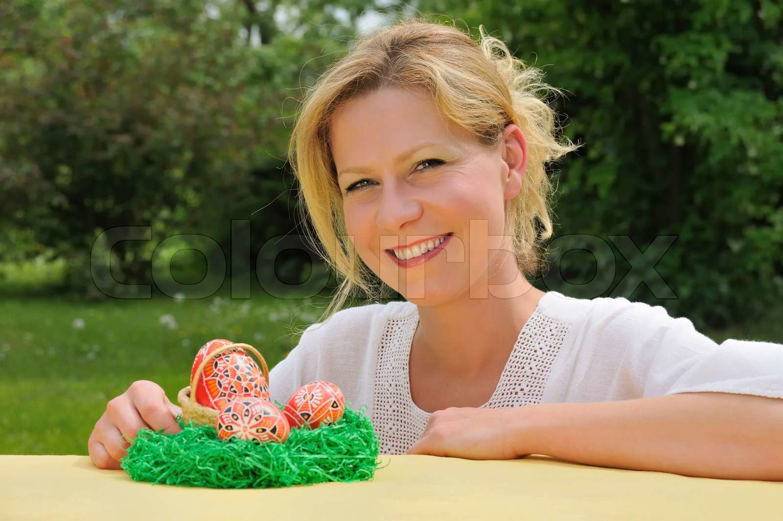 Junge Frau und Ostereier | Stock Bild | Colourbox
