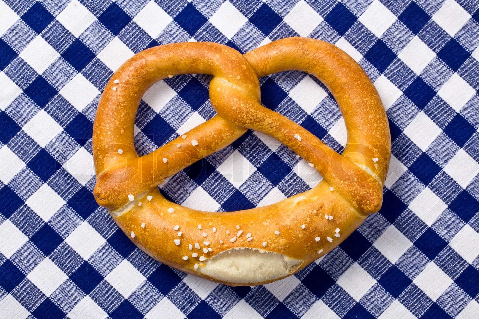 die Brezel auf karierten Serviette Stock Bild Colourbox