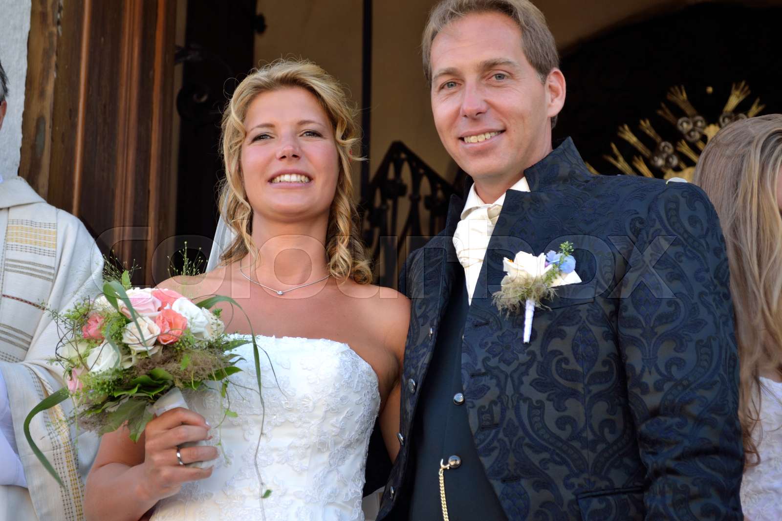 frisch verheiratetes Brautpaar vor der Kirche Stock Bild Colourbox