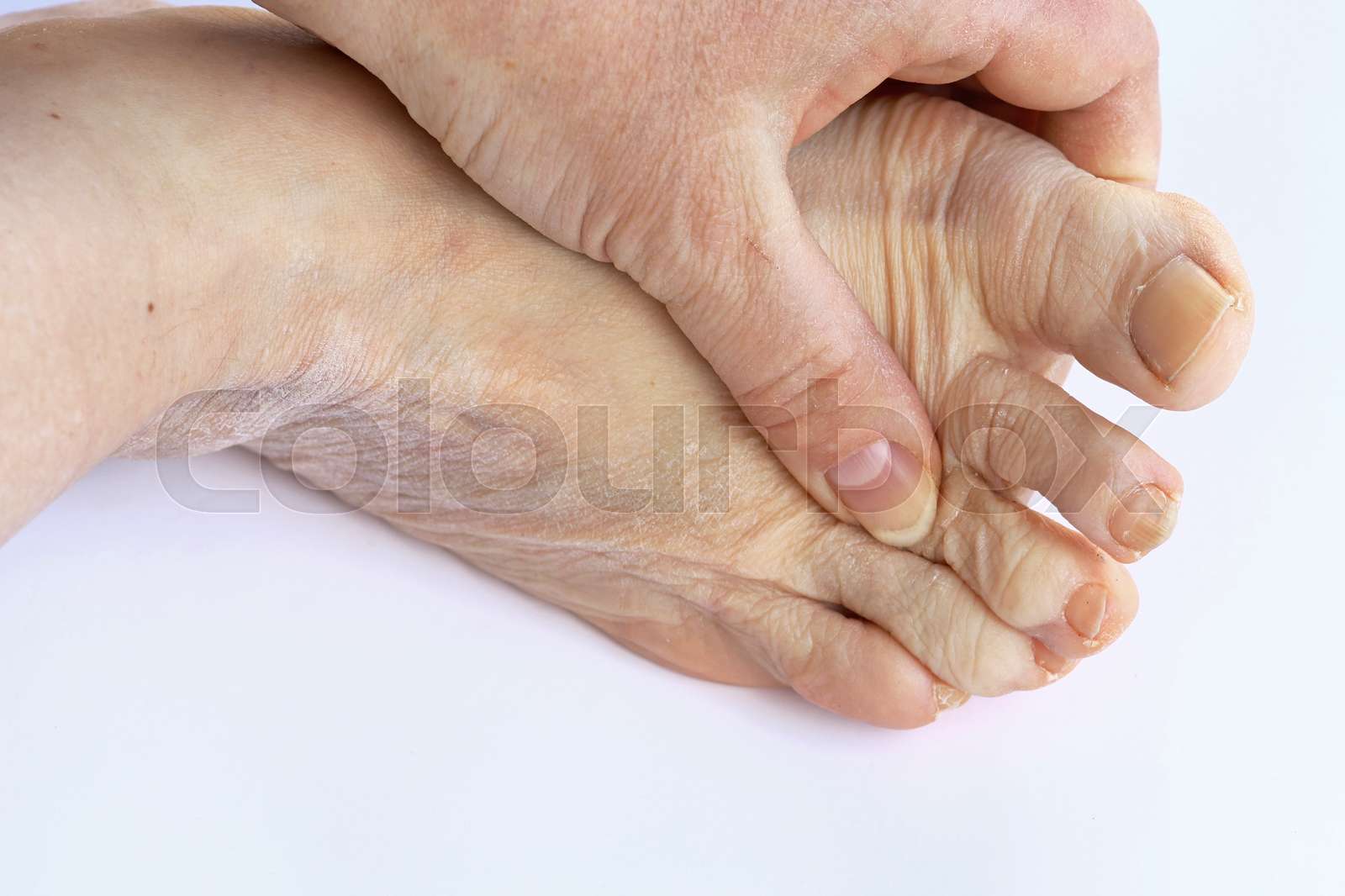 Eine Frau hat Schmerzen in den Füßen | Stock Bild | Colourbox