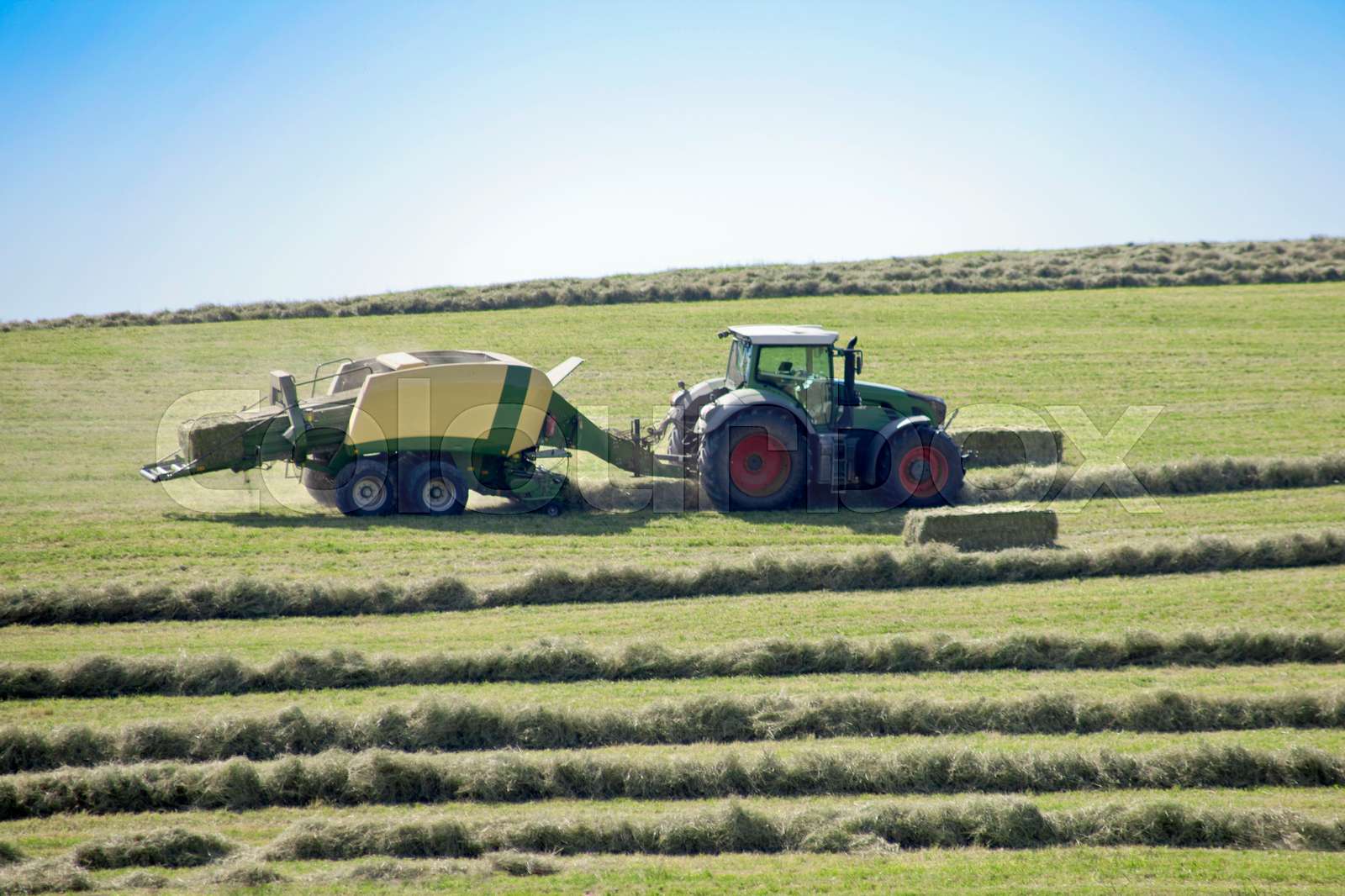 Traktor auf dem Feld | Stock Bild | Colourbox
