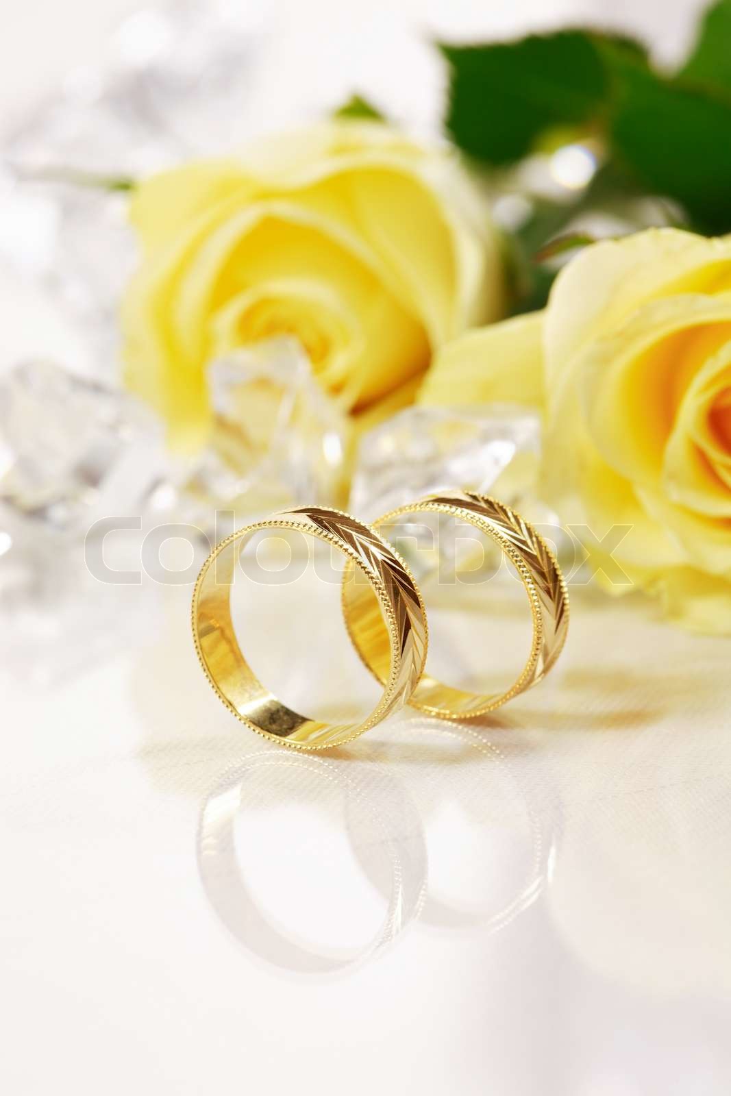 Hochzeit Stilleben mit schönen goldenen Ringe | Stock Bild | Colourbox
