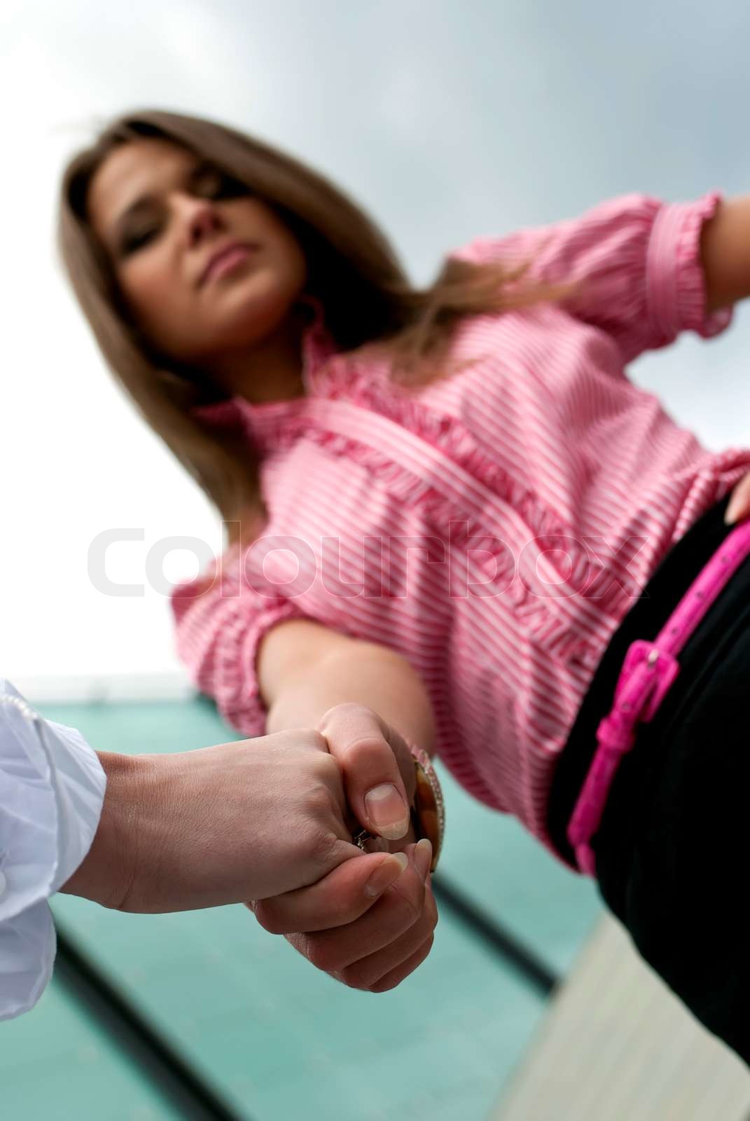 BusinessFrau Handshaking mit einer anderen Person Stock Bild Colourbox