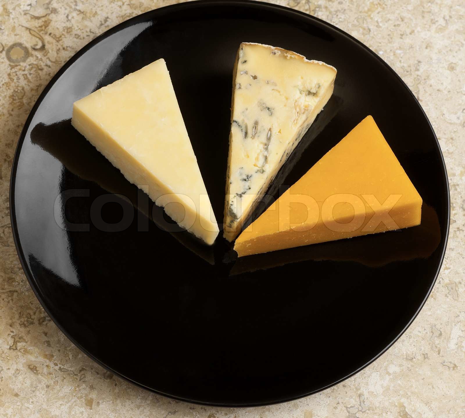 Pfanne mit Edamer Käse | Stock Bild | Colourbox
