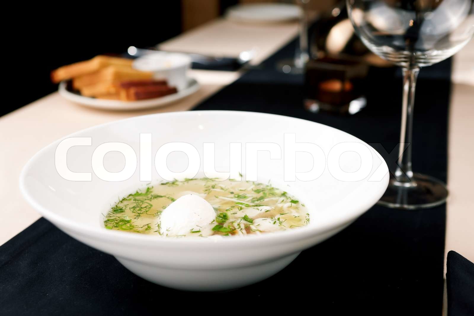 Kylling bouillon med hjemmelavede nudler , grøntsager og pocheret æg Stock foto Colourbox