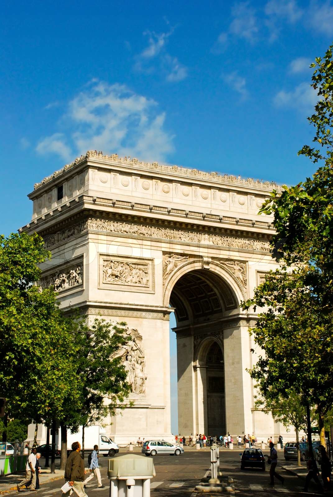 Triumphbogen in Paris mit Touristen | Stock Bild | Colourbox