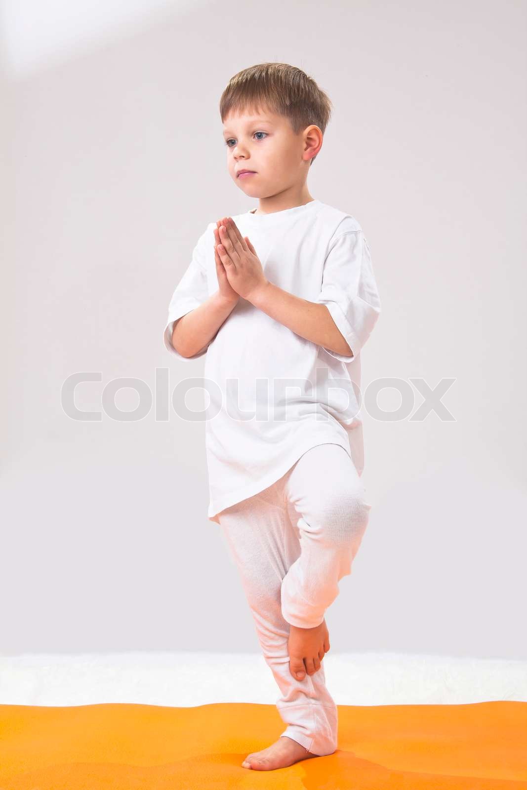 Der kleine Junge macht Übung | Stock Bild | Colourbox