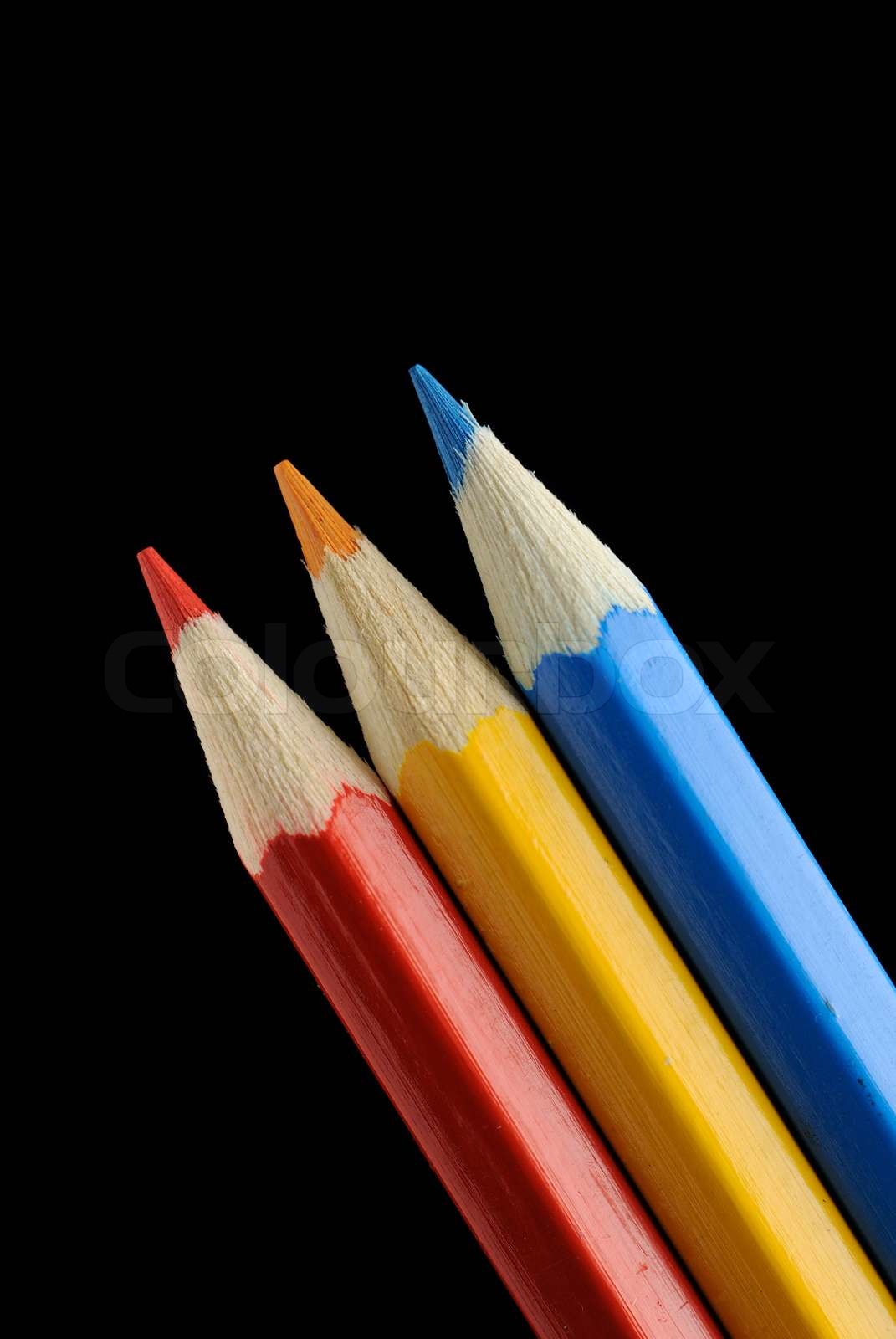 rote, gelbe und blaue Stifte auf schwarzem Hintergrund Stock Bild Colourbox