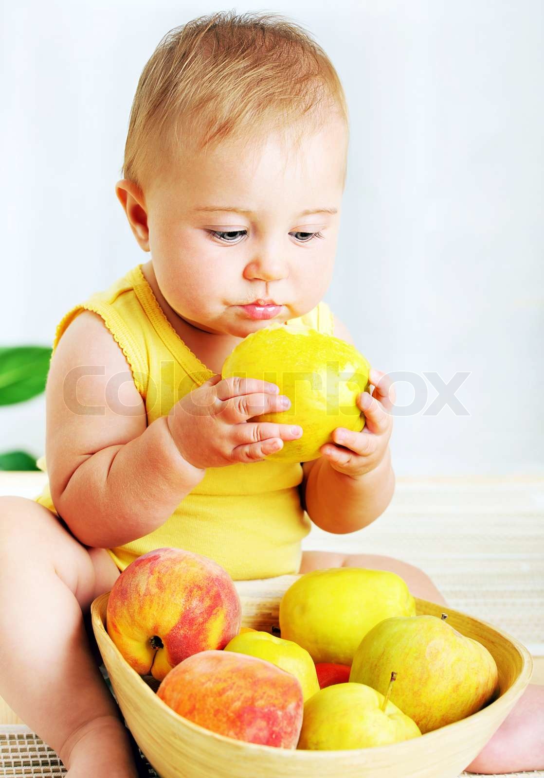 Ab Wann Dürfen Babys Apfel Essen Little baby Apfel essen , closeup Porträt , Konzept der