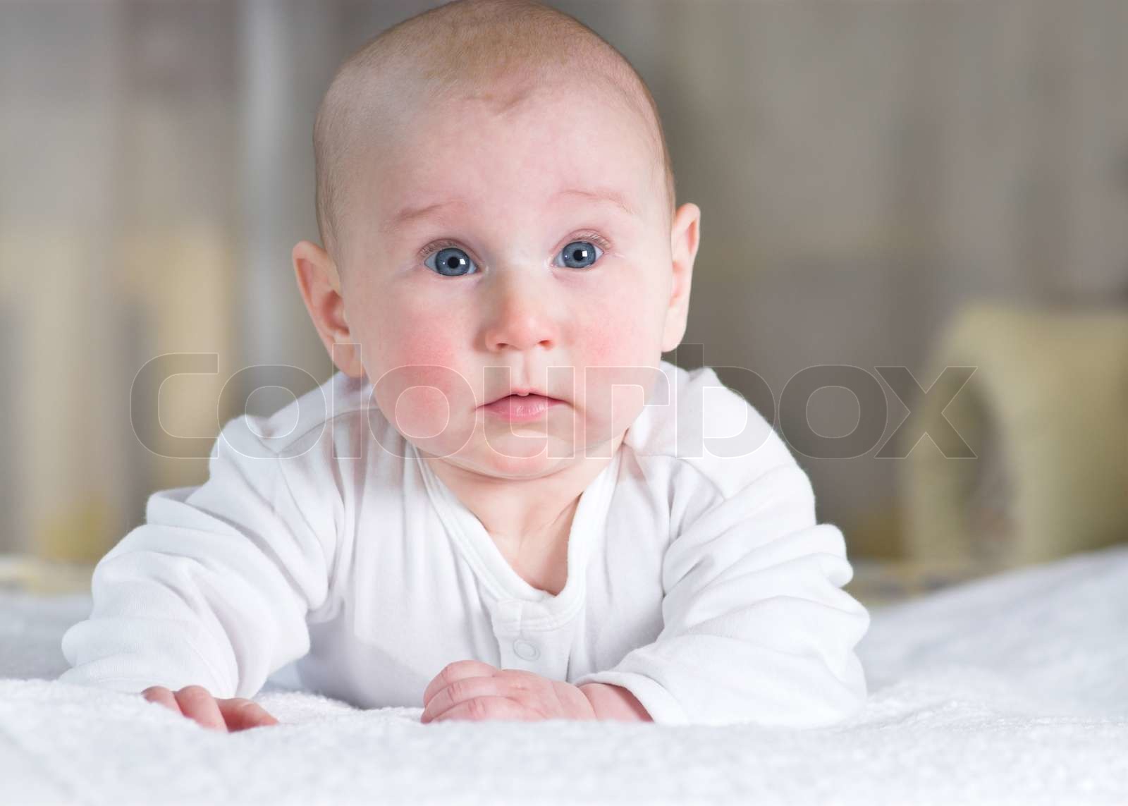 Baby Schläft Auf Bauch Mit Po Oben Serious Baby liegend auf dem Bauch | Stock Bild | Colourbox