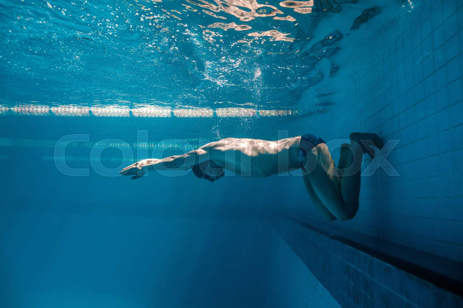 underwater-picture-of-male-swimmer-swimming-i-swimming-pool-stock