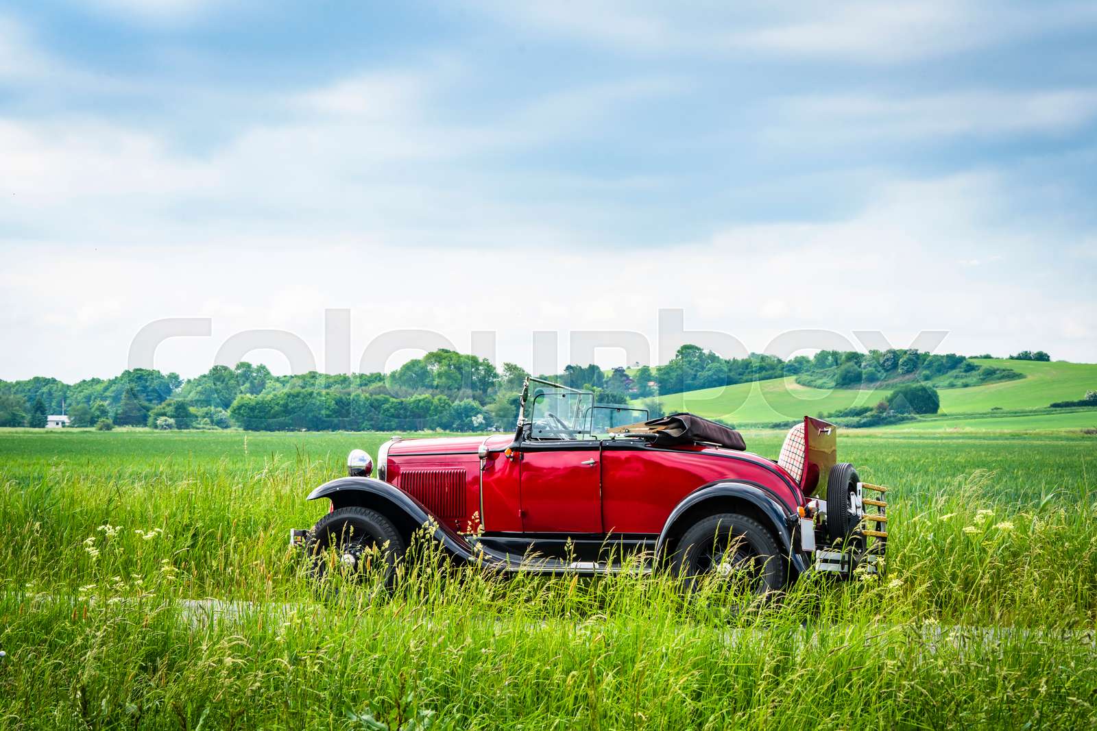 Rød veteran bil i landlige omgivelser | Stock foto | Colourbox