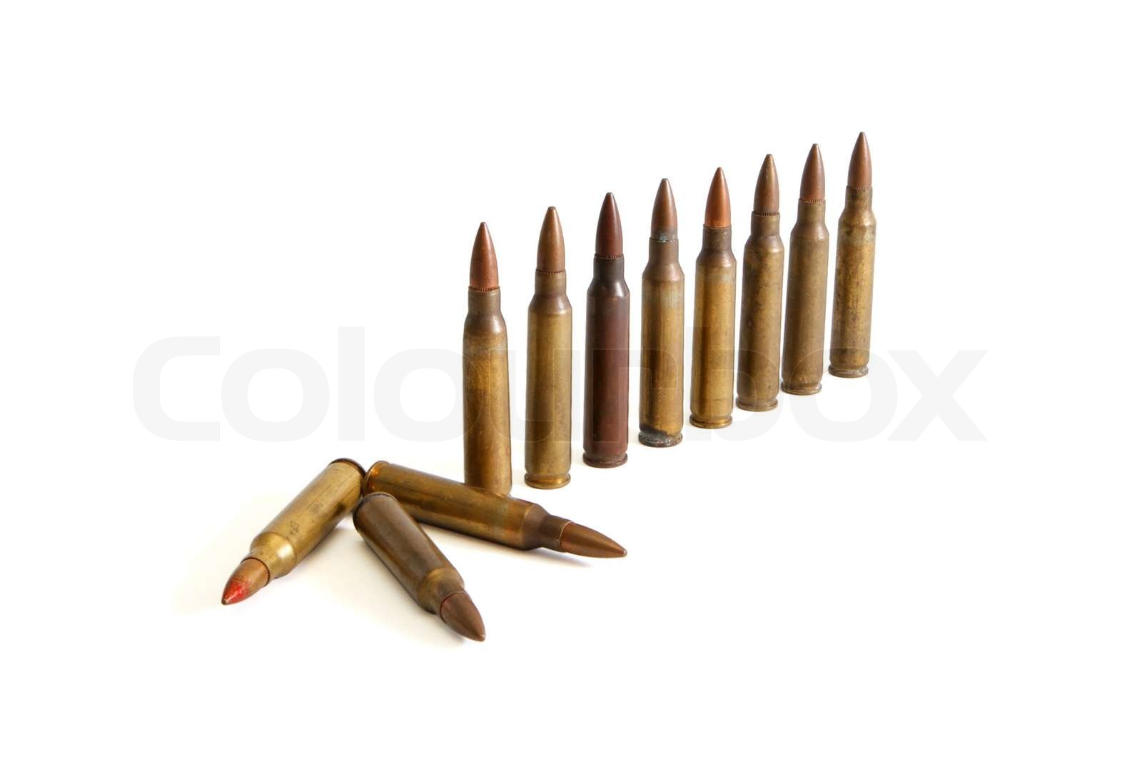 Row von stehenden M16 Patronen mit einigen gefallen isoliert | Stock ...
