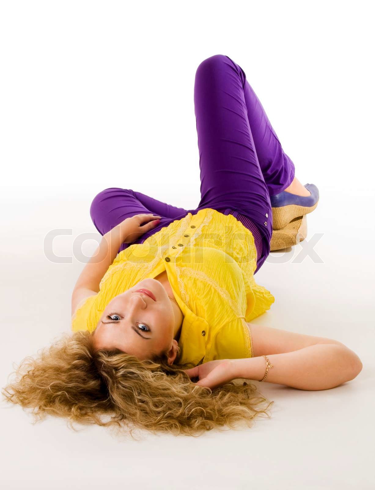 Junge Frau ruht auf dem Boden und schaut in die Kamera | Stock Bild ...