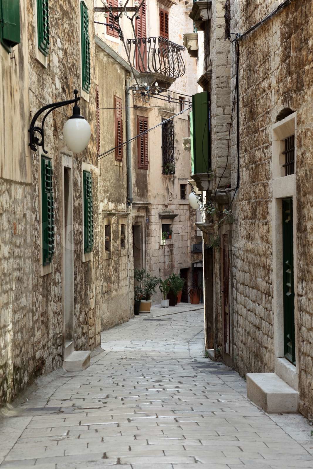 Schmale Straße in der Altstadt von Sibenik , Kroatien Stock Bild