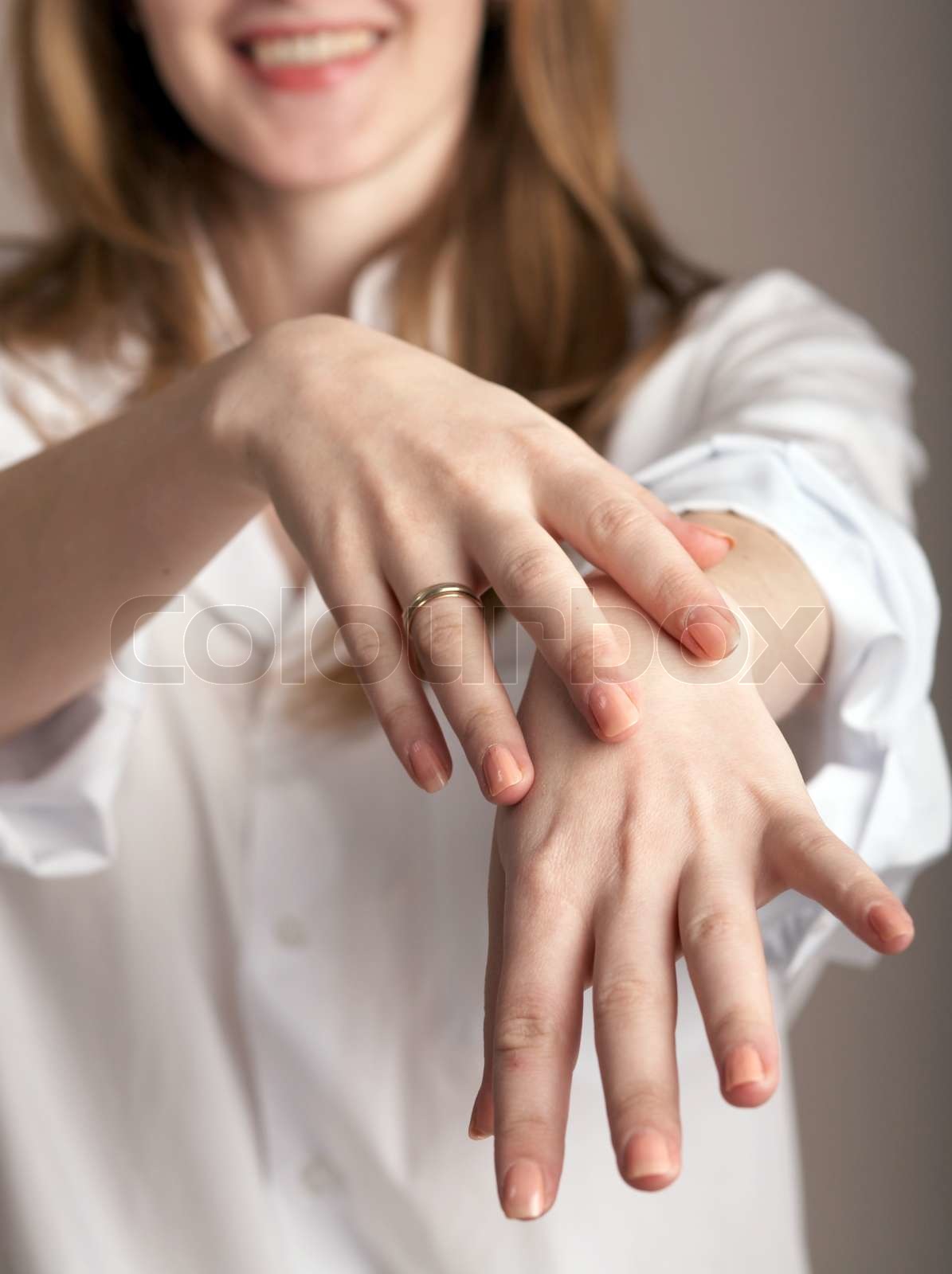 Eine Frau im weißen Hemd zeigt ihre Hände Stock Bild Colourbox