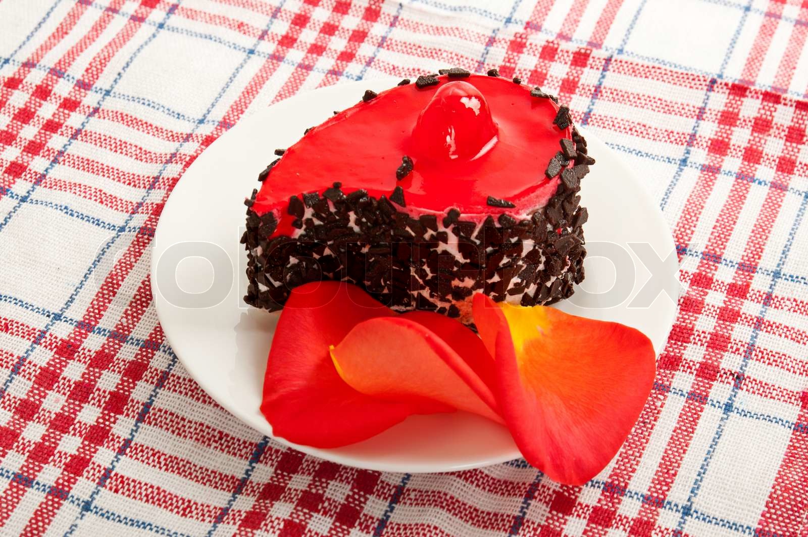 Rød kage med chokolade og gelé på et fad | Stock foto | Colourbox