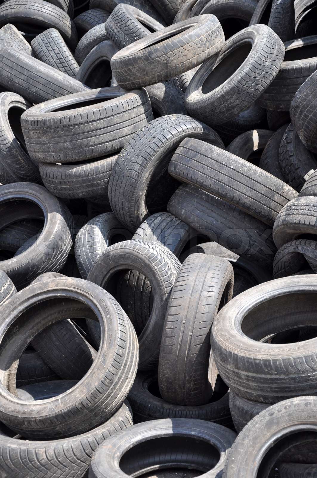 dumpe yard fuld af gamle dæk Stock foto Colourbox