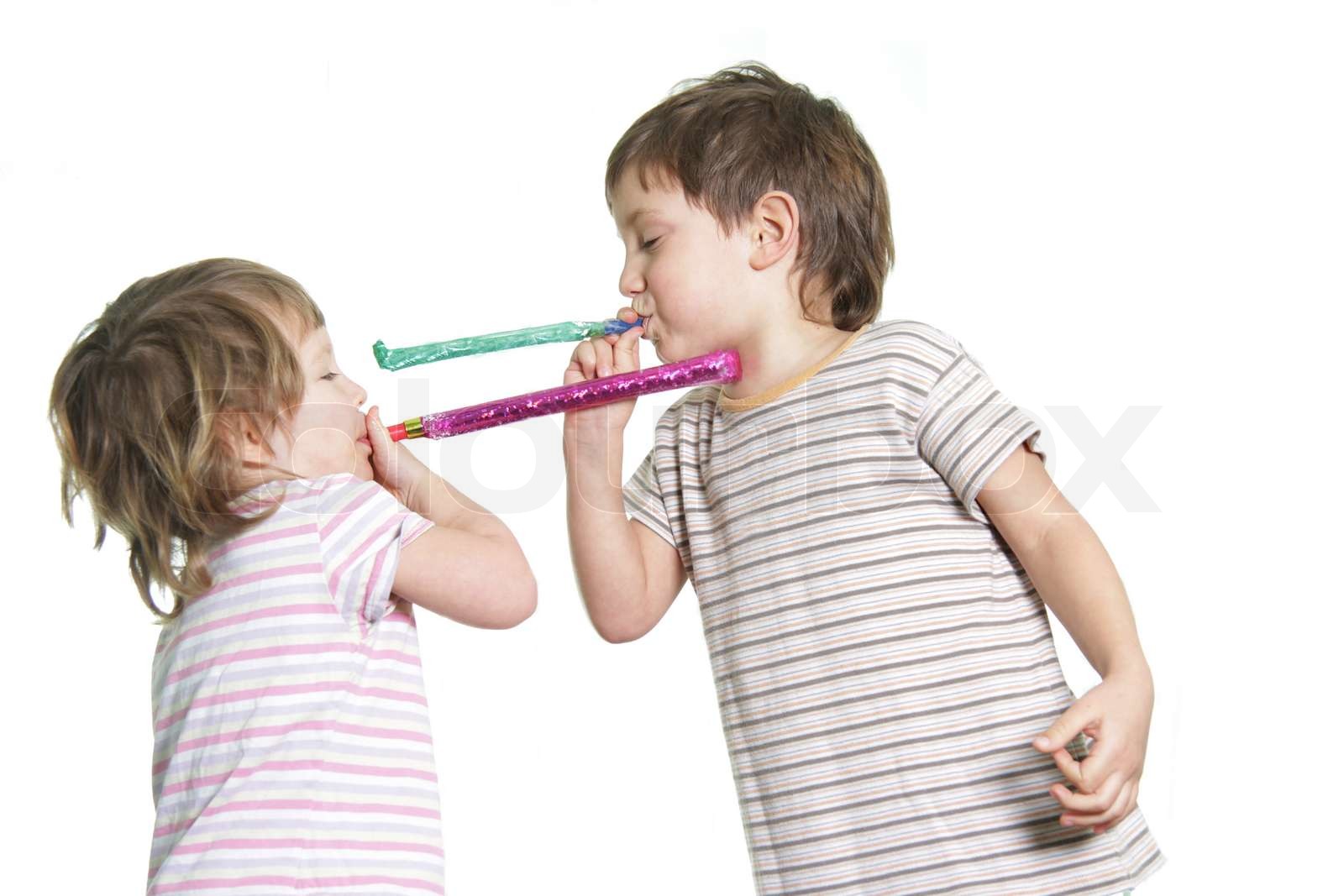 zwei Kinder spielen auf weißem | Stock Bild | Colourbox
