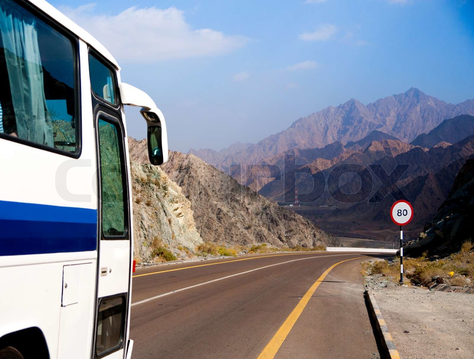 Busfahrten auf der Straße Stock Bild Colourbox