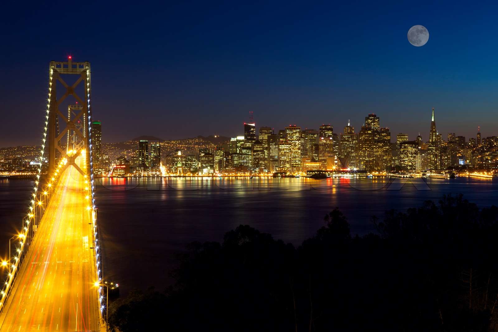 San Francisco Skyline und Bay Bridge bei Nacht | Stock Bild | Colourbox