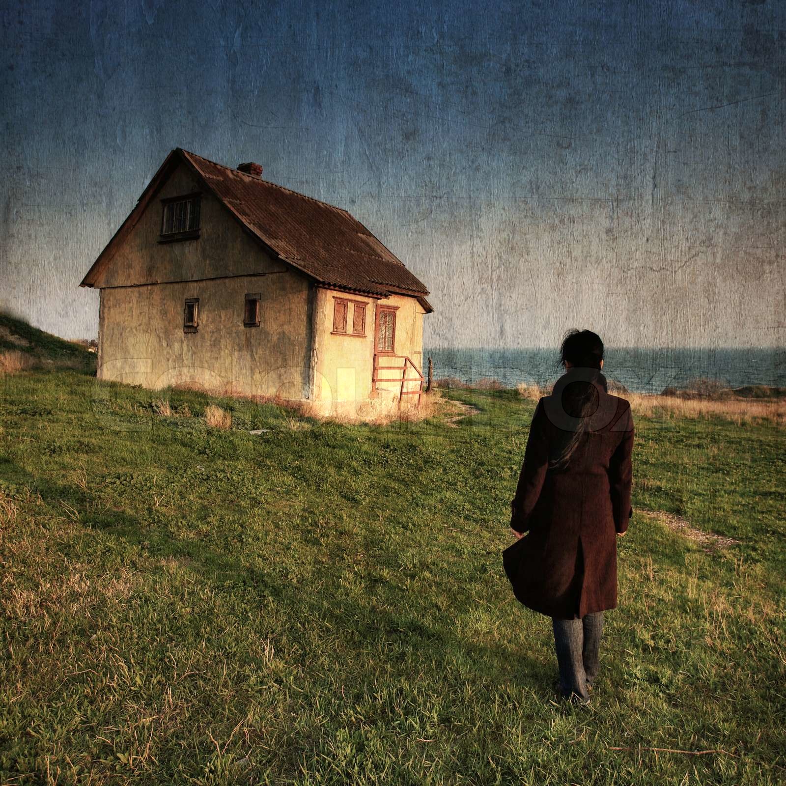 Den lille gamle hus ved havet Stock foto Colourbox
