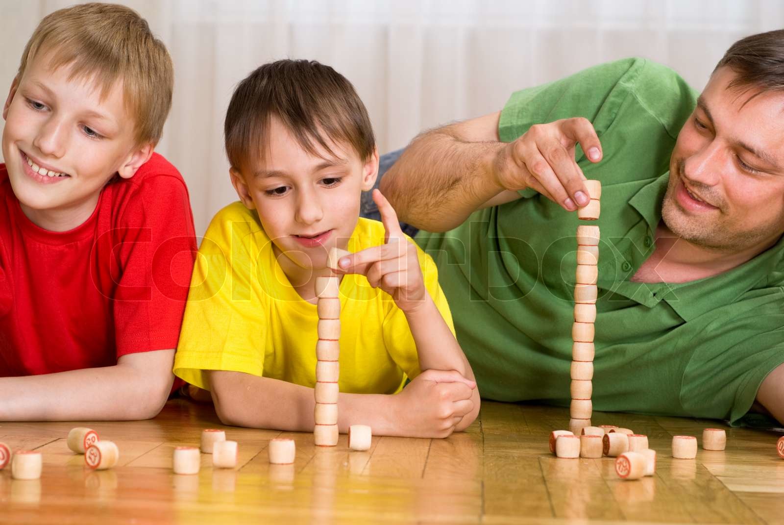 glückliche Vater mit Kindern Stock Bild Colourbox