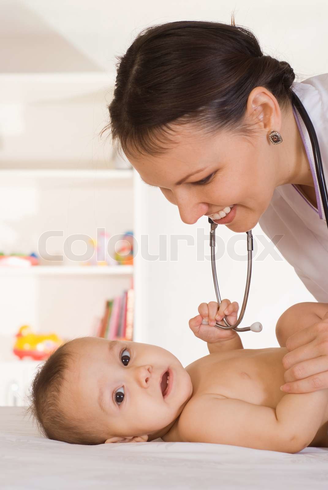 netter Arzt mit Baby | Stock Bild | Colourbox