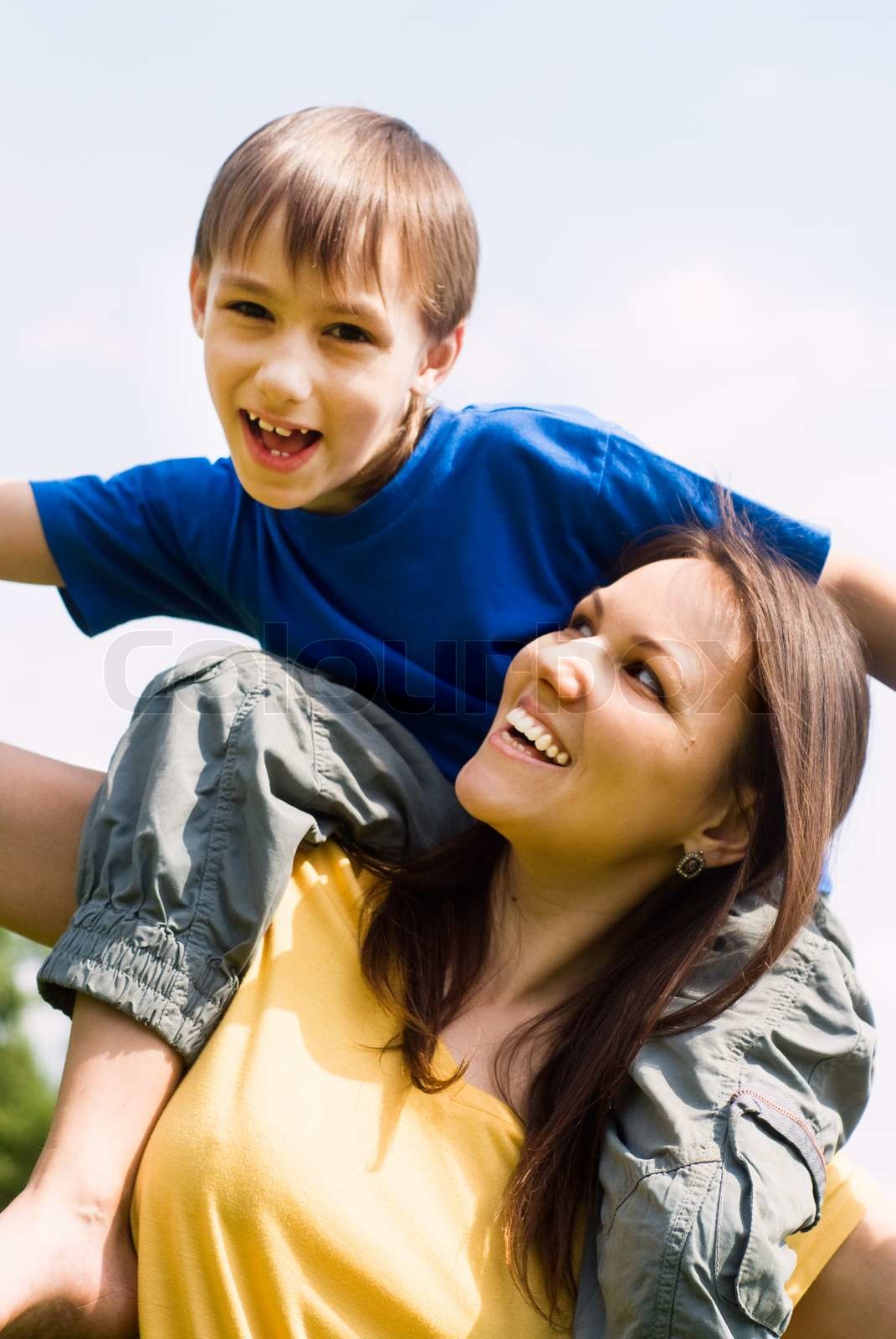 Mutter mit Sohn auf die Natur Stock Bild Colourbox