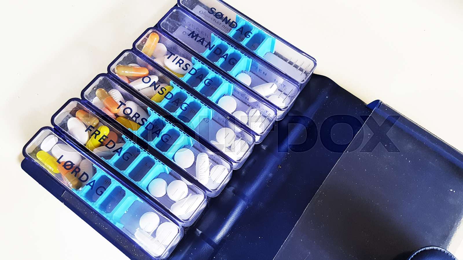 Pilleæske med dosering af piller for hver dag i ugen | Stock foto ...