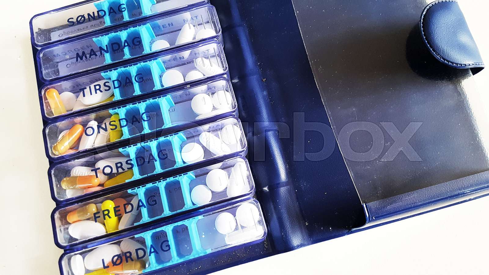Pilleæske med dosering af piller for hver dag i ugen | Stock foto ...