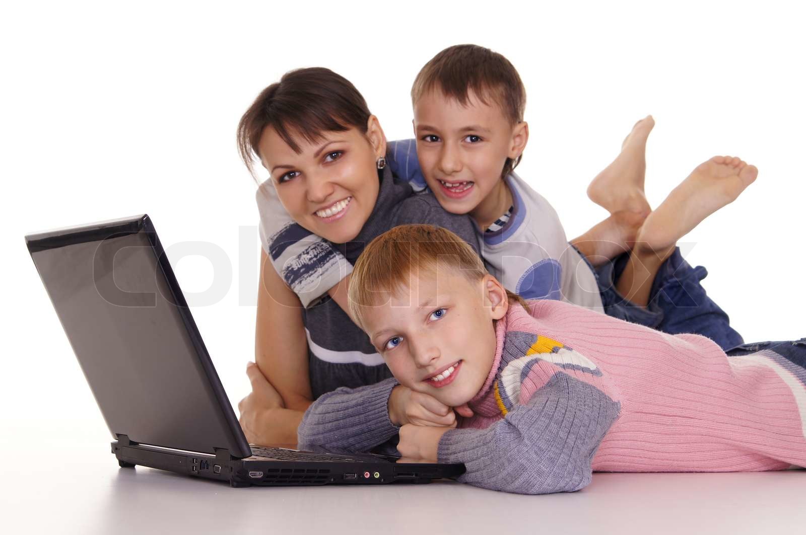 Mutter mit Kind am Laptop Stock Bild Colourbox