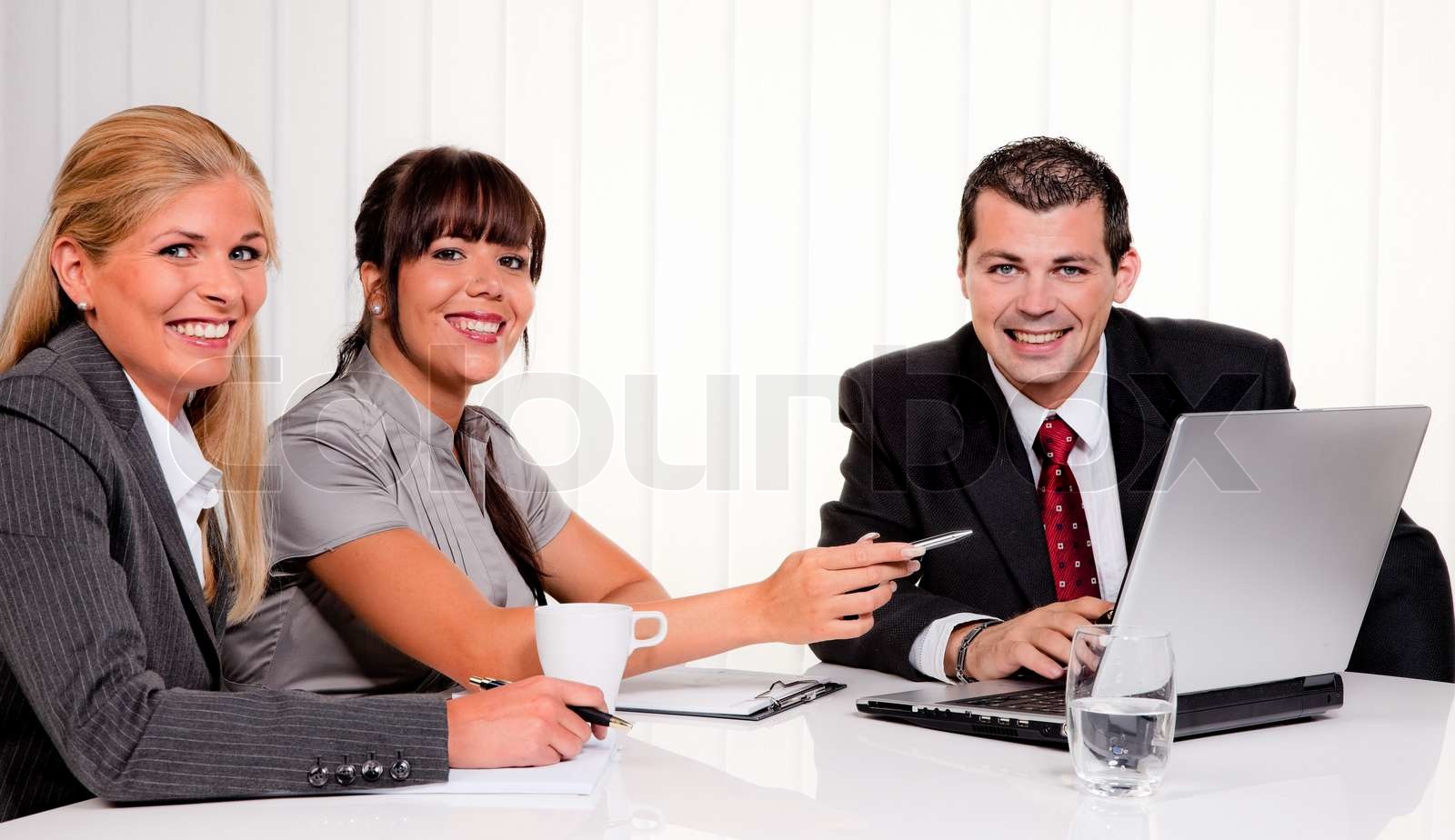 erfolgreiches Team in einer Besprechung | Stock Bild | Colourbox