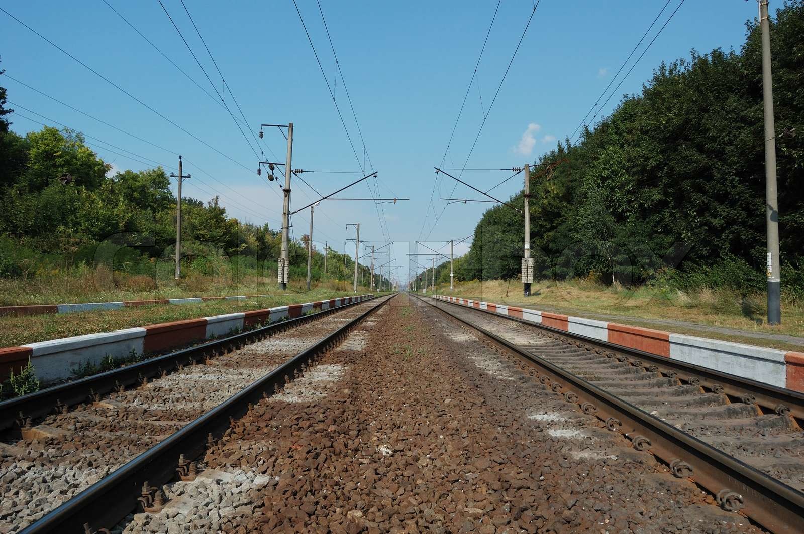 Eisenbahnschienen erstreckt sich bis zum Horizont | Stock Bild | Colourbox