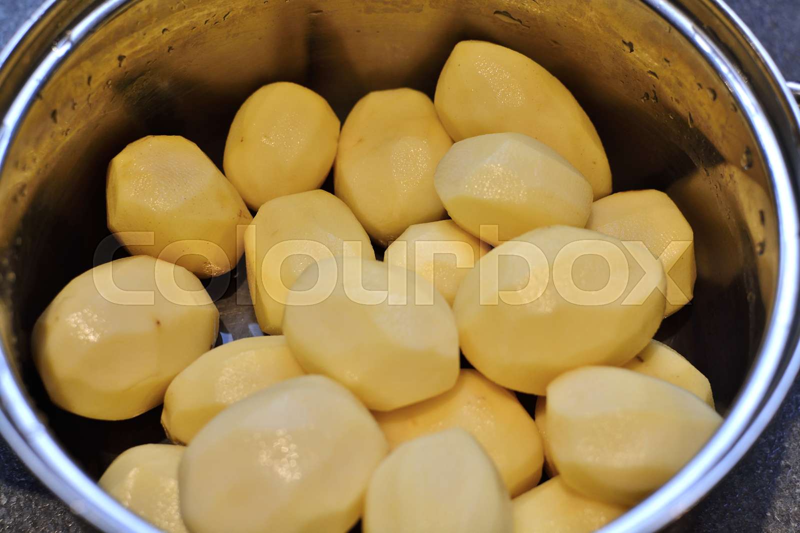 Kartofler, skrællede, klar til kogning Stock foto Colourbox