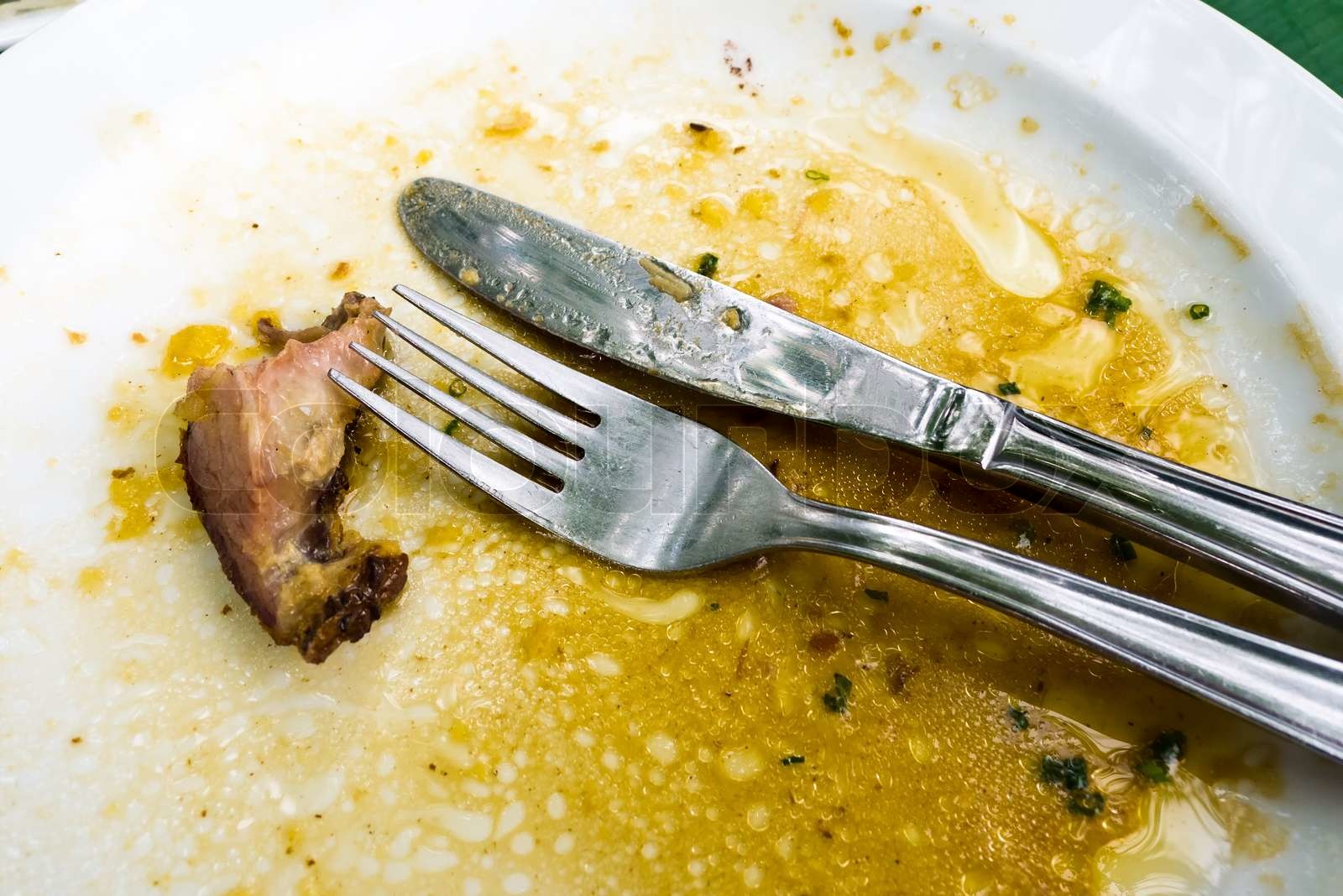 Besteck nach dem Essen auf einem Teller | Stock Bild | Colourbox