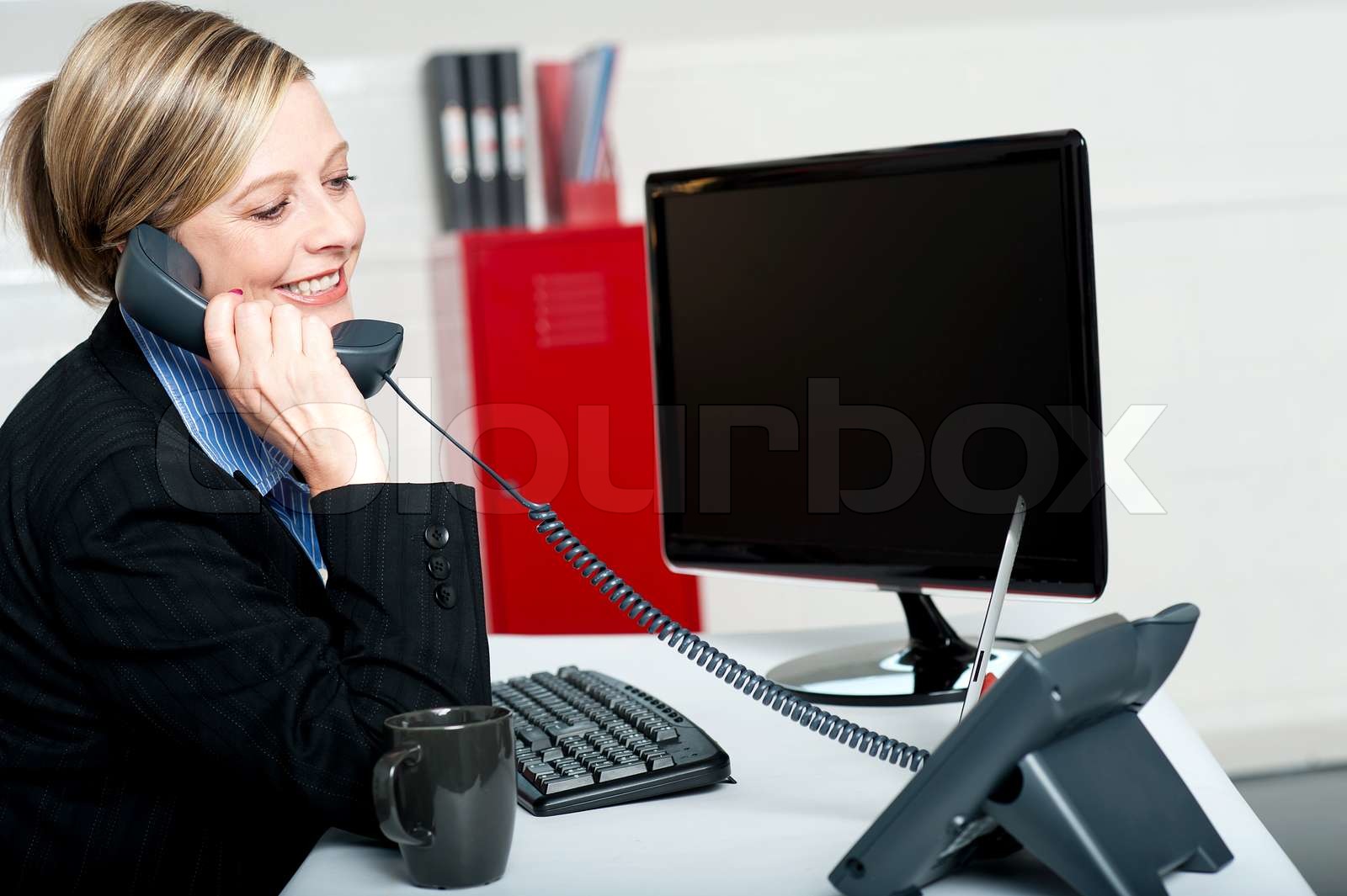 Der Anrufer Möchte Zur Zeit Keine Anrufe Entgegennehmen weibliche Sekretärin Bosse Anruf entgegennehmen | Stock Bild | Colourbox