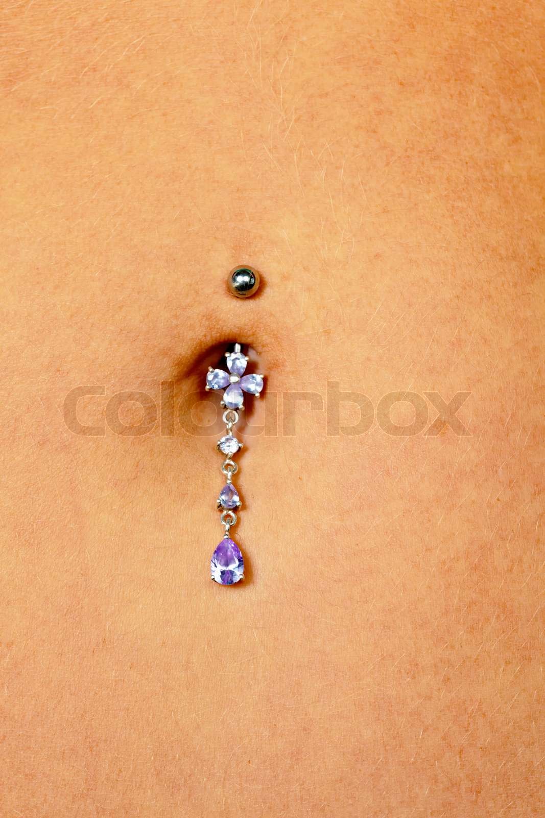 Frau mit Bauchnabelpiercing Stock Bild Colourbox