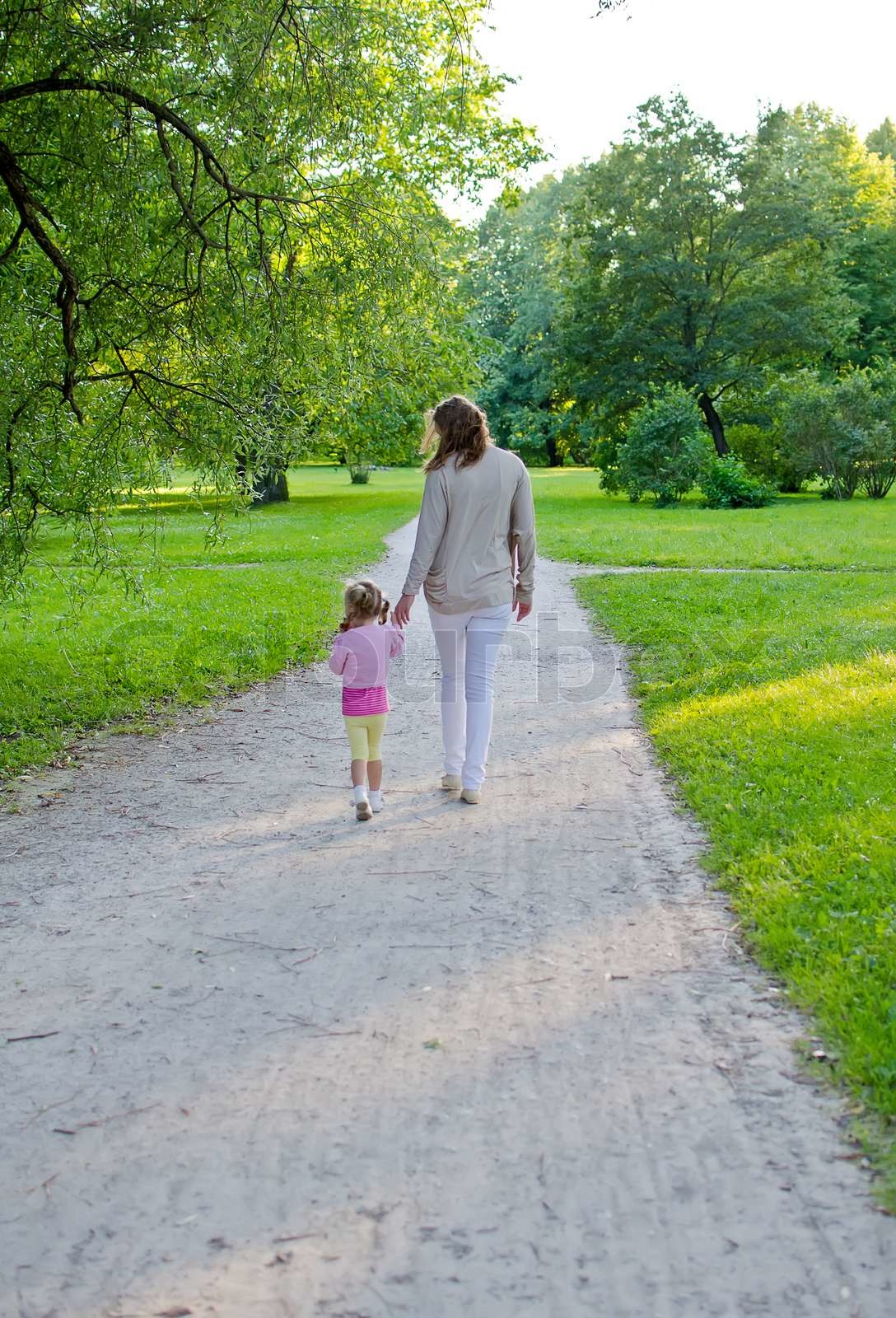 Mutter und KindSpaziergang im ParkRückansicht Stock Bild Colourbox