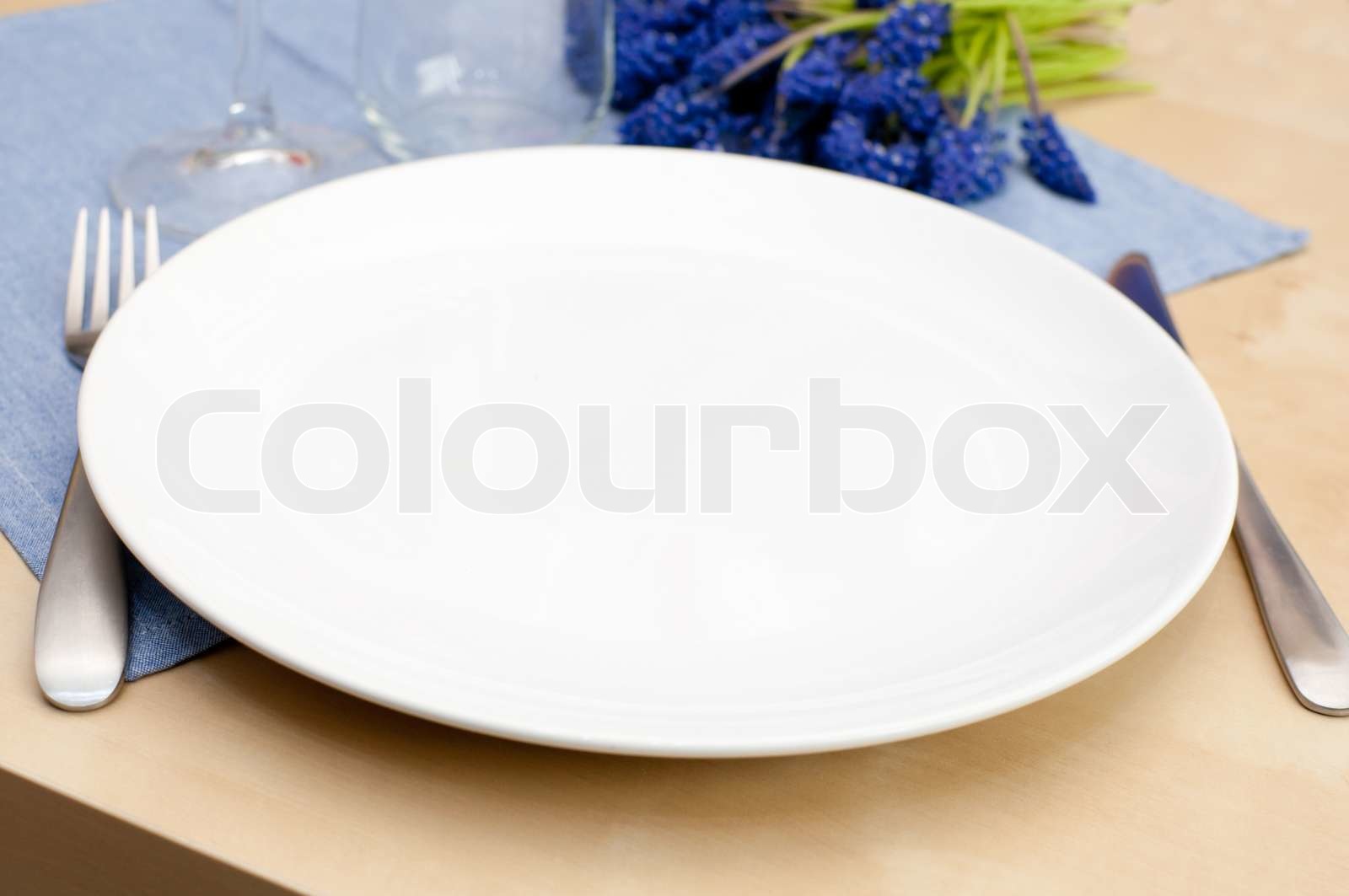 leere Teller im Restaurant Stock Bild Colourbox